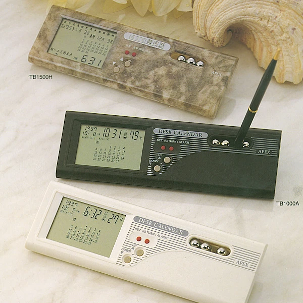 horloge calendrier avec thermomètre et un stylo porte-