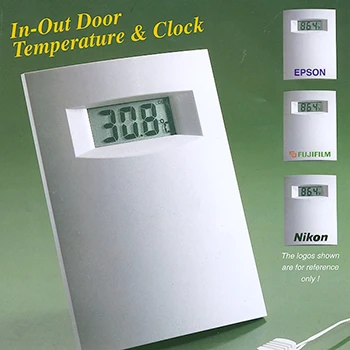 reloj termómetro en la puerta